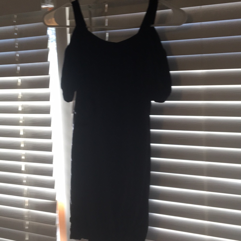 Black shoulderless shirt